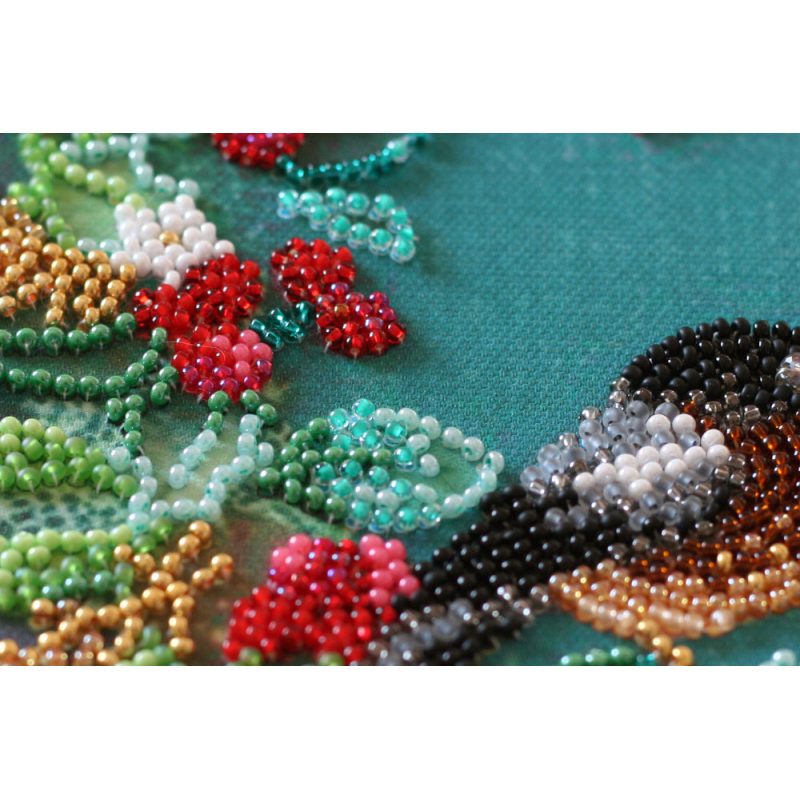 Mid-sized bead embroidery kit Would you like a berry?