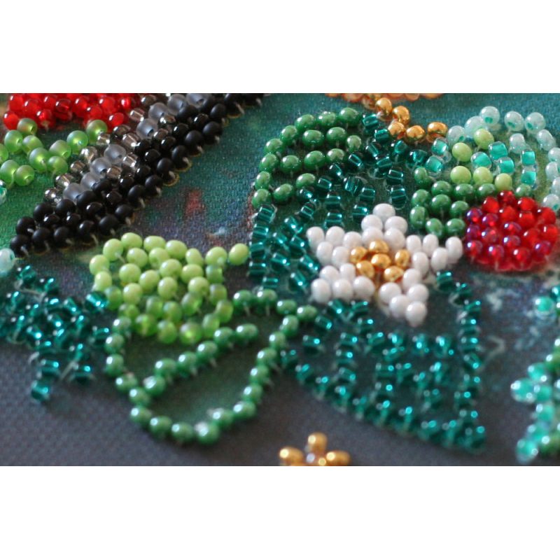 Mid-sized bead embroidery kit Would you like a berry?