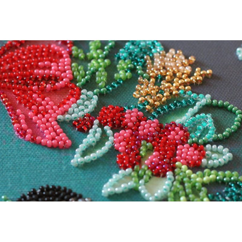 Mid-sized bead embroidery kit Would you like a berry?