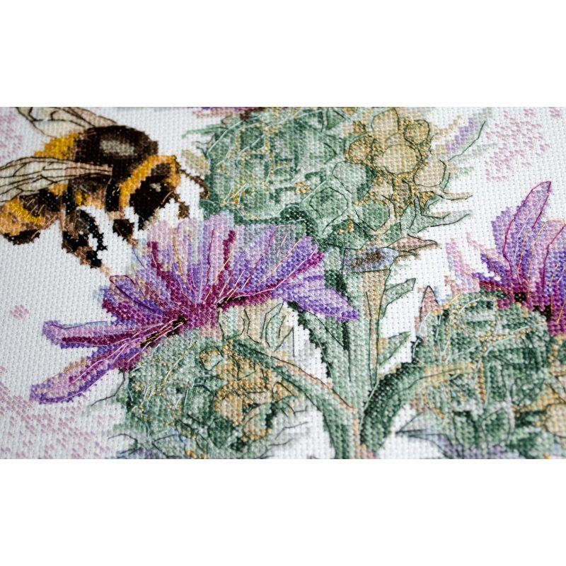 Cross-stitch kits Hunting for nectar