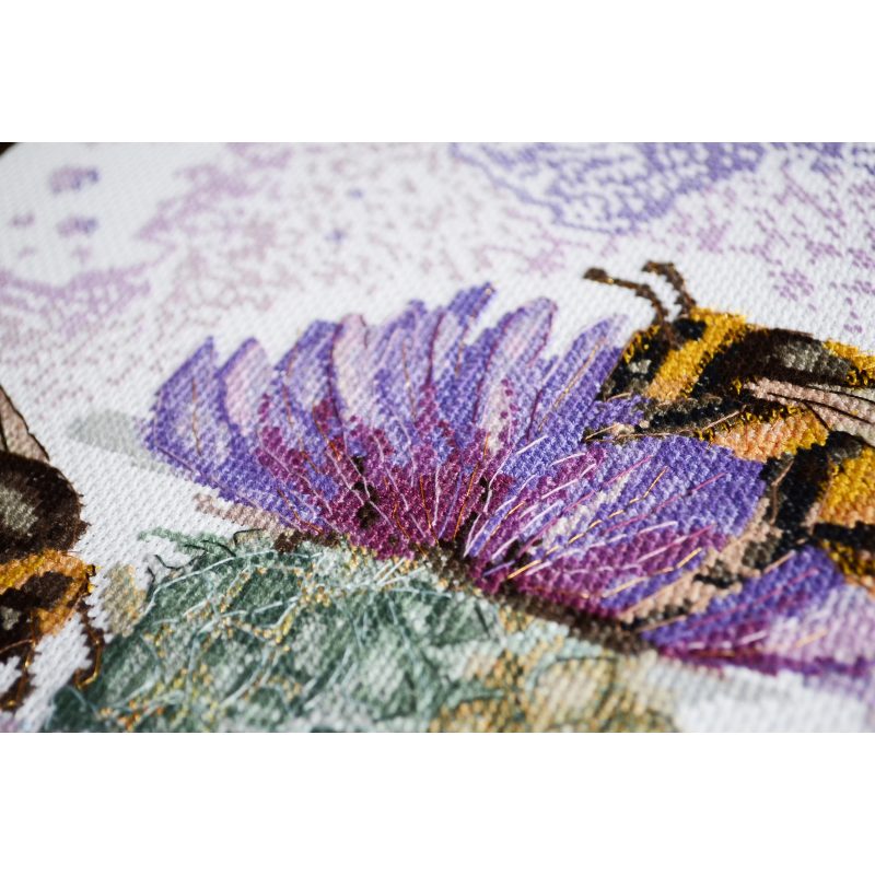 Cross-stitch kits Hunting for nectar
