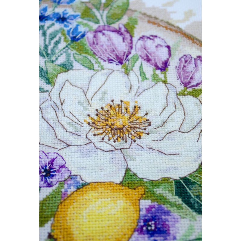 Cross-stitch kits A floral moment