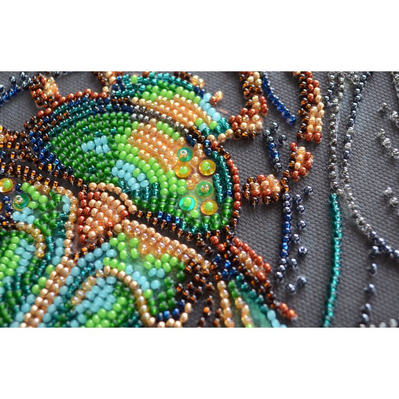 Mid-sized bead embroidery kit Emerald beetle