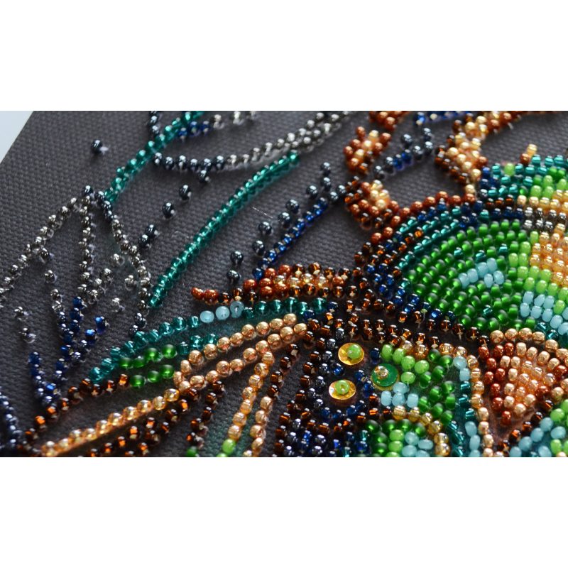 Mid-sized bead embroidery kit Emerald beetle